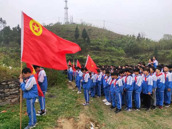 开阳县民族学校开展我们的节日之缅怀先烈扫墓活动