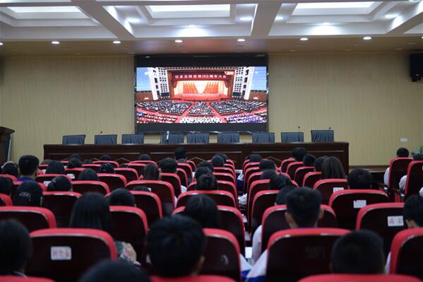 开阳县组织中学生收看纪念五四运动100周年大会现场直播